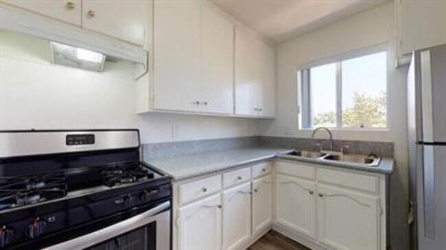 Building Photo - 123 S Catalina St