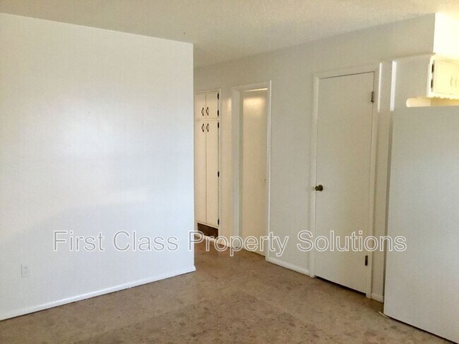 Building Photo - 1104 N Carol Ln