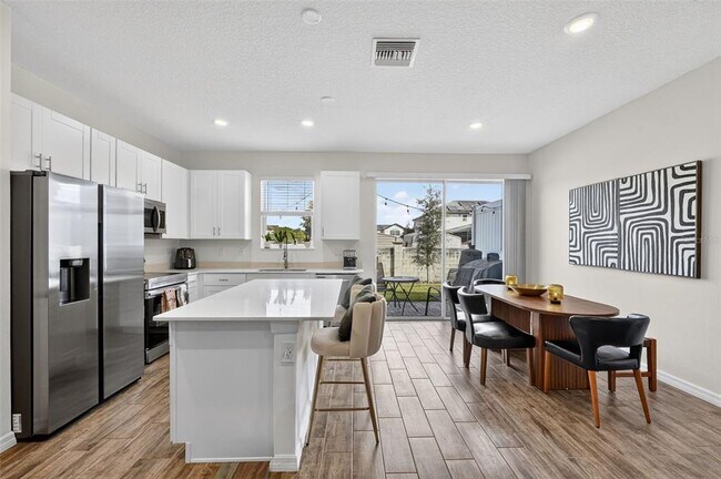 Building Photo - 1325 Stockwell Ave