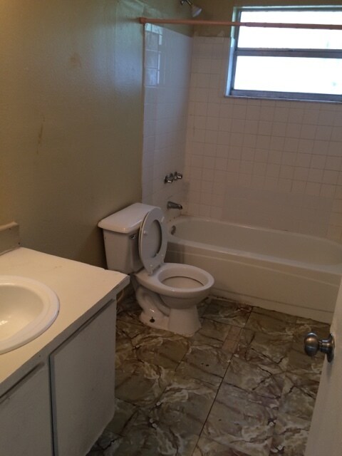 Building Photo - 1104 NW 8th Ave