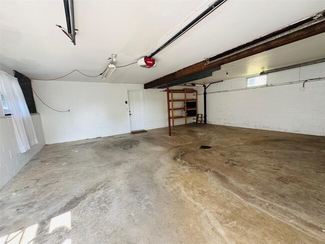 Building Photo - 2715 Manhattan Dr