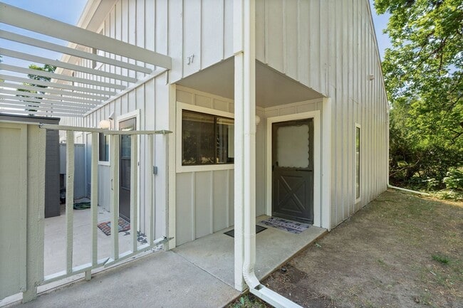 Building Photo - 705 E Drake Rd