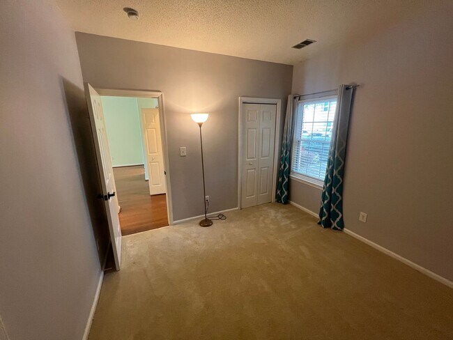 Building Photo - 833 Gas Light Ln