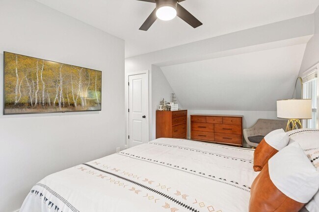 Building Photo - 3040 Hampshire Ave S