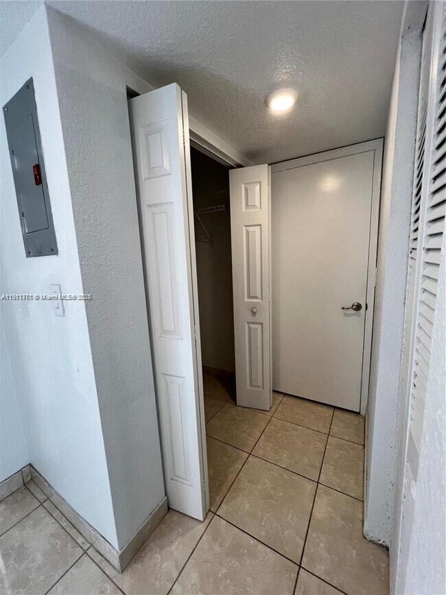 Building Photo - 7125 Bay Dr