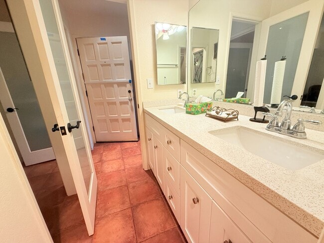 Building Photo - Charming Fully Furnished 1-Bedroom Condo with Pool Access in Carpinteria