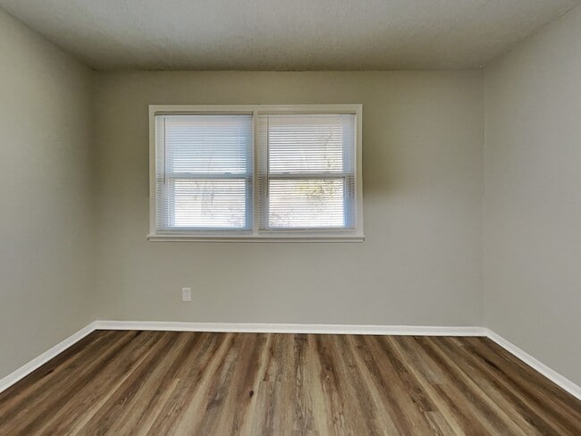 Building Photo - Updated 3-Bed Home with Granite Kitchen Near Shopping & Highways – Independence, MO