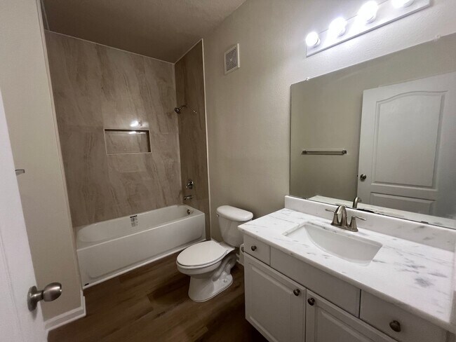 Building Photo - 8819 Villa View Cir