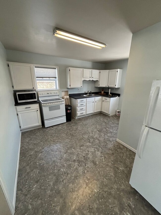 Building Photo - Must-See Rental! 2 bed, 1 bath La Crosse H...