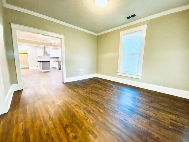 Building Photo - 3 bedroom, 2 bathroom recently updated in Cooper Young