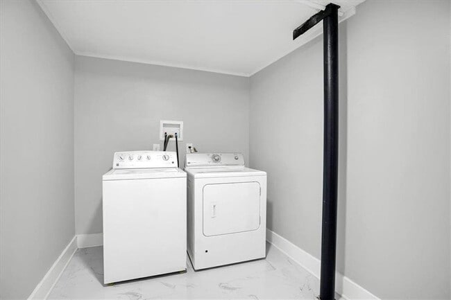 Building Photo - 2271 Cresta Dr