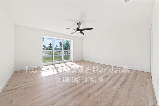 Building Photo - 484 Greenway Ave