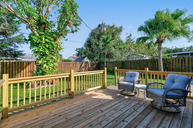 Building Photo - 1004 Stillwater Dr