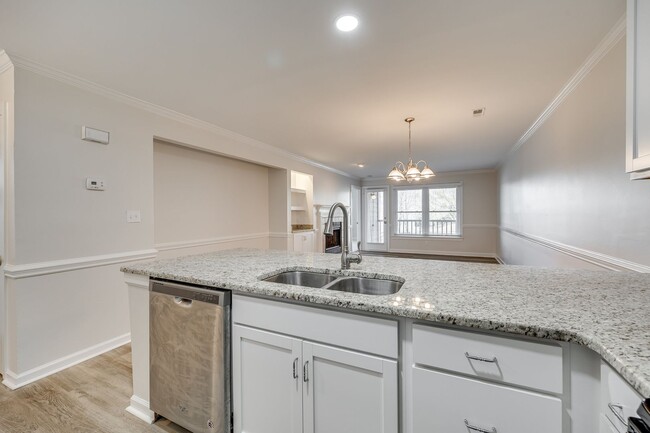 Building Photo - Charming 2 bed 2 bath condo with great water views in gated community in Charlotte on Lake Wylie!