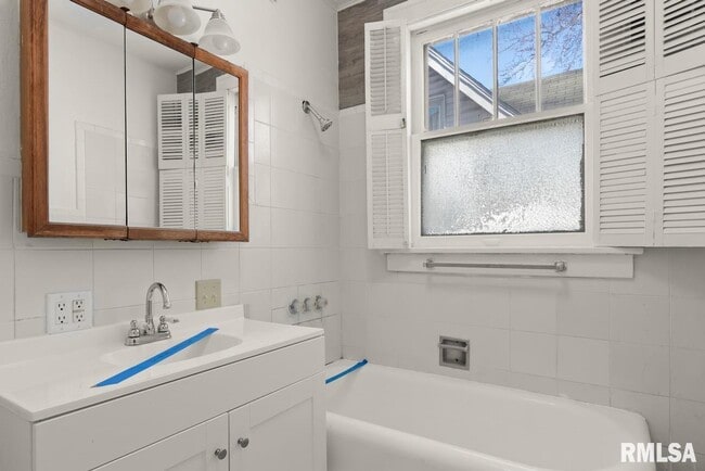 Building Photo - 1816 W Callender Ave