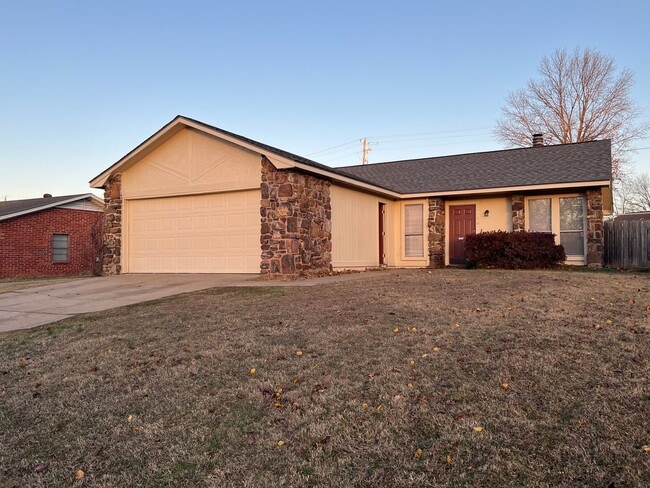 Building Photo - Nice 3 Bed 2 Bath 2 Car Garage Home, Total Electric