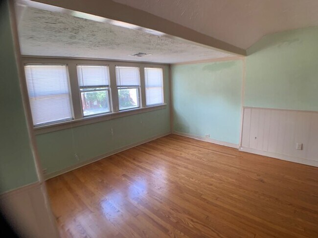Building Photo - Huge 3 Bedroom OKC - Great Neighborhood