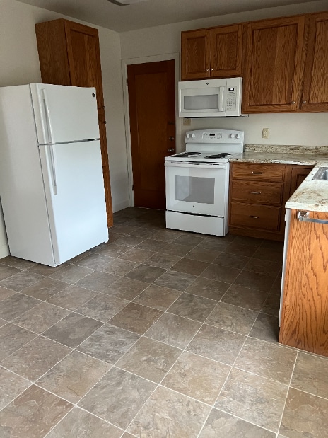 Building Photo - Newly Renovated 2 Bedroom