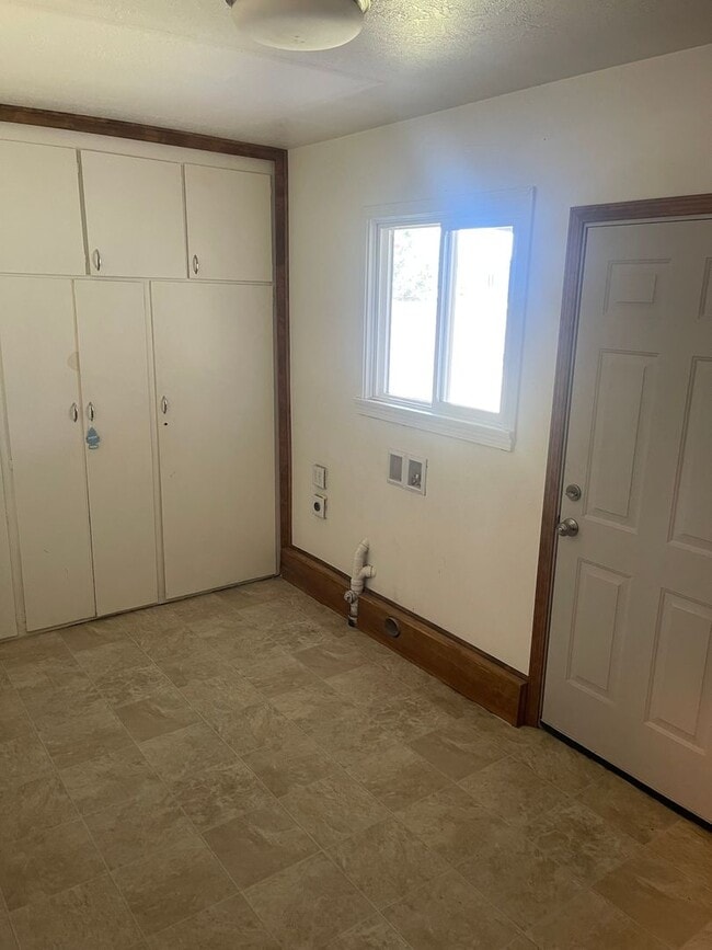 Building Photo - Two Bedroom Home!
