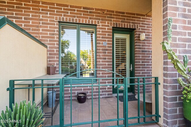 Building Photo - 17 W Vernon Ave