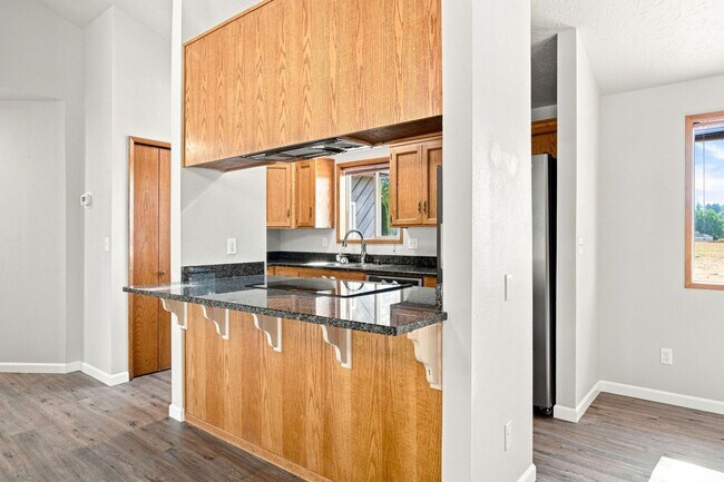 Building Photo - 39601 Santiam Bluffs Rd NE
