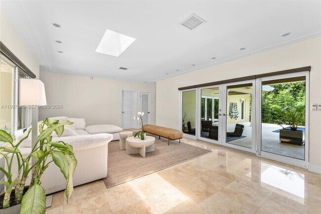 Building Photo - 611 Santurce Ave