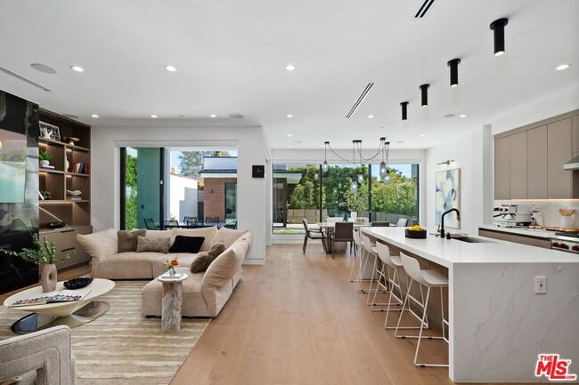 Building Photo - 714 N La Jolla Ave