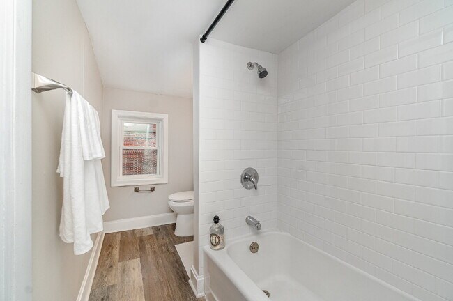 Building Photo - "Charming 3-Bed Townhouse Retreat in the H...