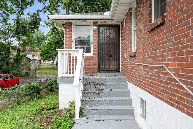 Building Photo - 1036 Seymour Ave