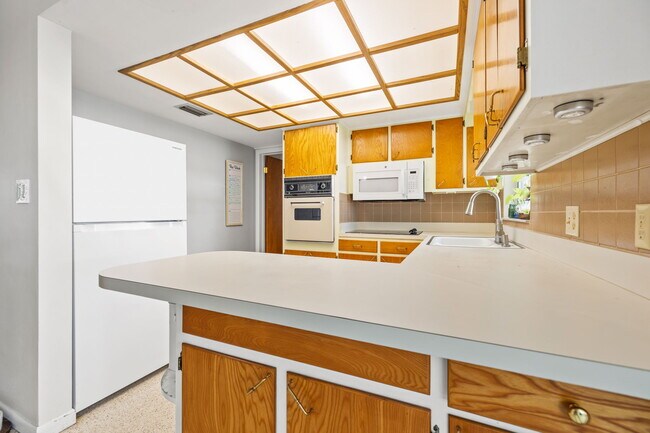 Building Photo - 1501 San Helen Dr