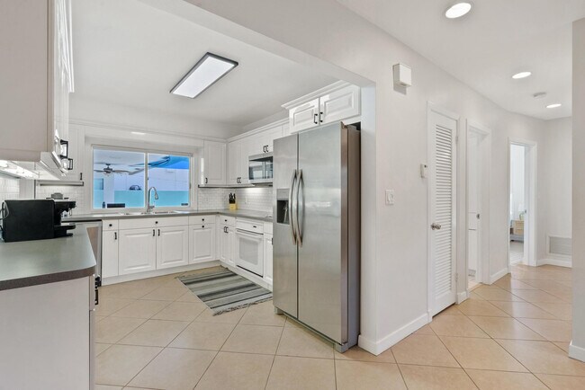 Building Photo - 3080 NE 43rd St