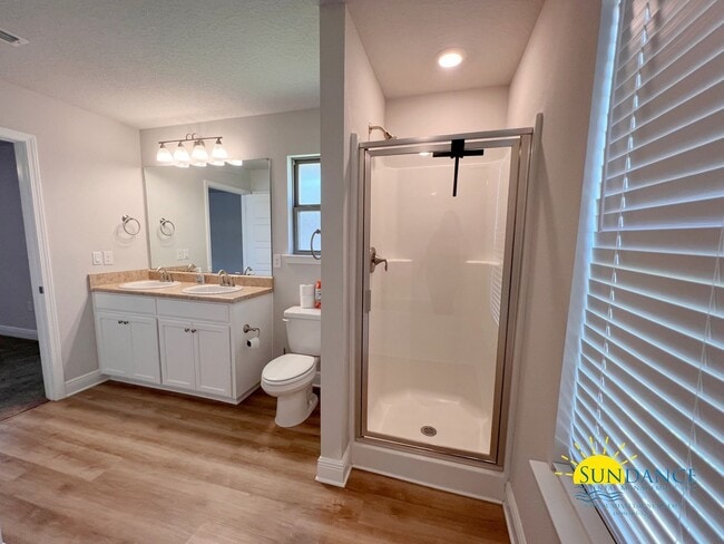 Building Photo - Modern 3 Bedroom Home with Community pool!
