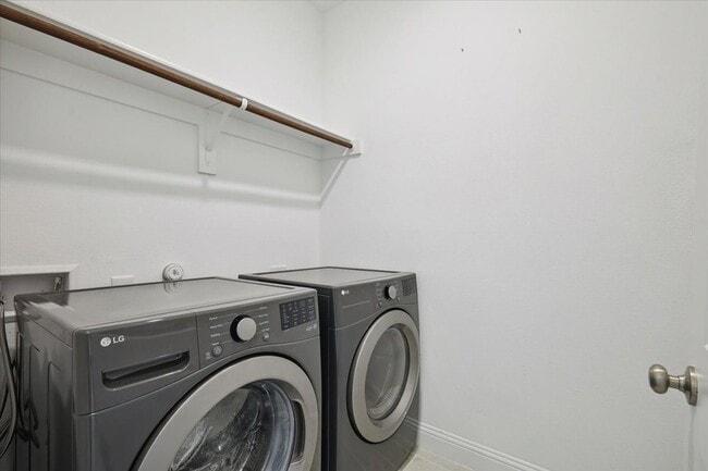 Building Photo - 4261 Shavano Dr