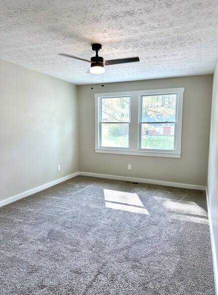 Building Photo - 4930 Farmstead Ct NE