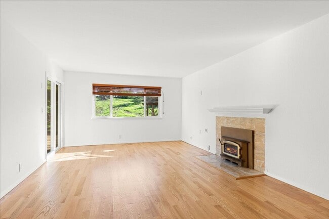 Building Photo - Beautiful remodeled 3 Bed 2 Bath home in L...