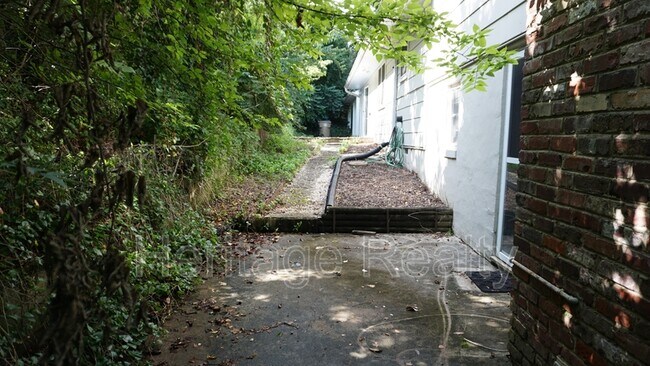 Building Photo - 529 Bardon Rd NW