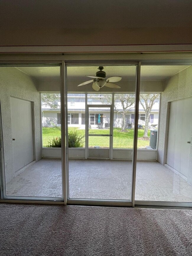 Building Photo - Spacious 3 bedroom, 2.5 bath townhouse in ...