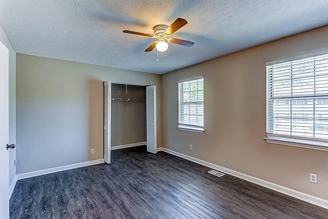 Building Photo - 418 Creekview Ct