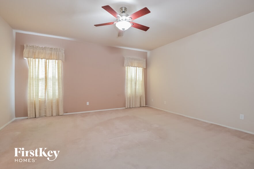 Building Photo - 2116 S Thunder Tanner Dr