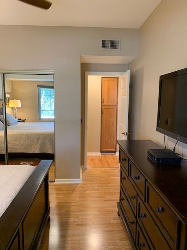 Building Photo - One bedroom condo/ Scottsdale