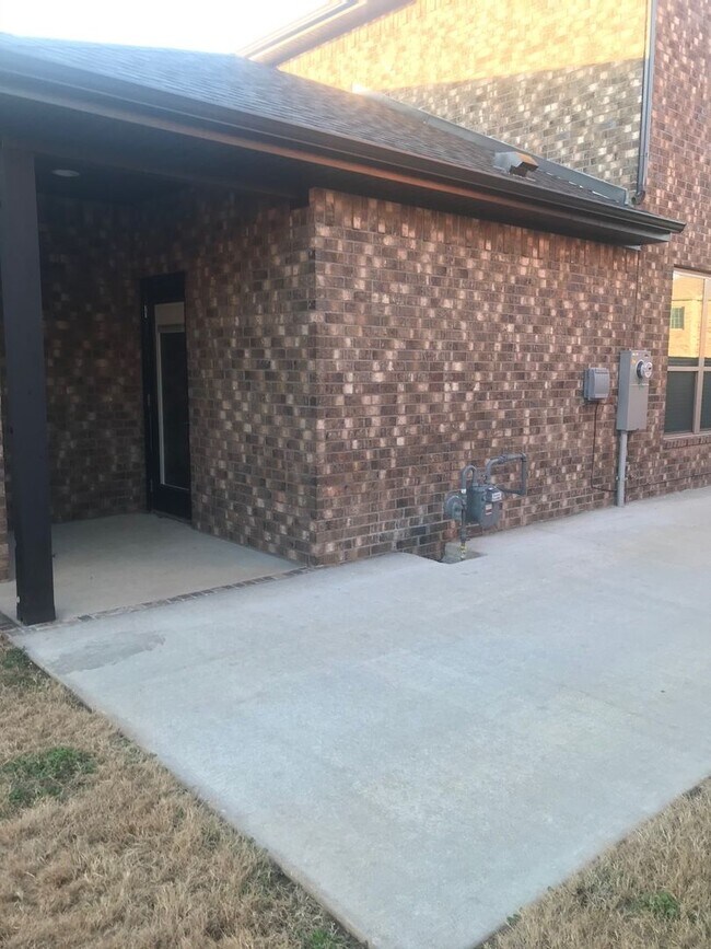 Building Photo - Stunning 3 Bedroom, 2.5 Bathroom Home in F...