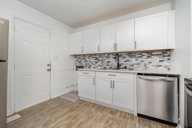 Building Photo - 825 Norwood Dr