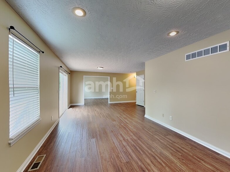 Building Photo - 2251 Custer Ln