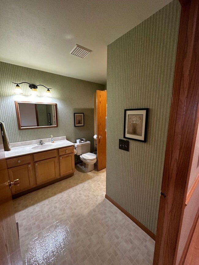 Building Photo - Charming 2-Bedroom, 2-Bathroom Home Overlo...