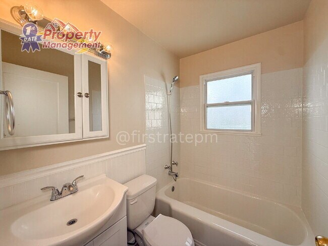 Building Photo - 421 N Archer St