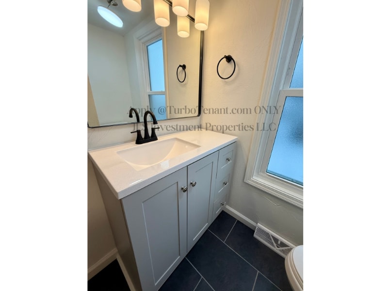 Building Photo - 341 N 6th Ave