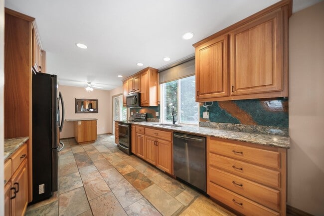 Building Photo - 5 Bed 2.5 Bath Spacious House For Rent In Poulsbo!!!