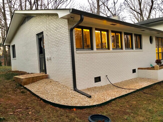 Building Photo - 5755 Doncaster Dr