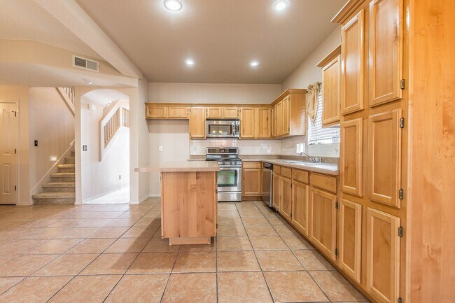 Building Photo - Gorgeous 4 bedroom 2.5 bath home in NorthEast El Paso!!