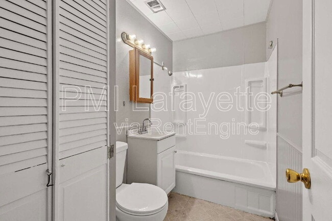 Building Photo - 2229 Roselawn Ave